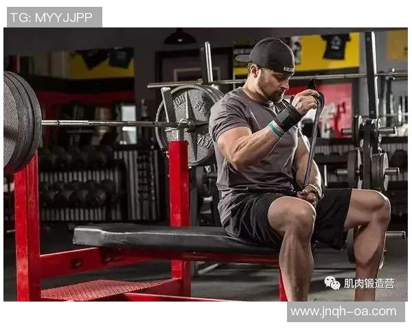 黄金胸肌锻造计划：器械选择与动作组合秘籍